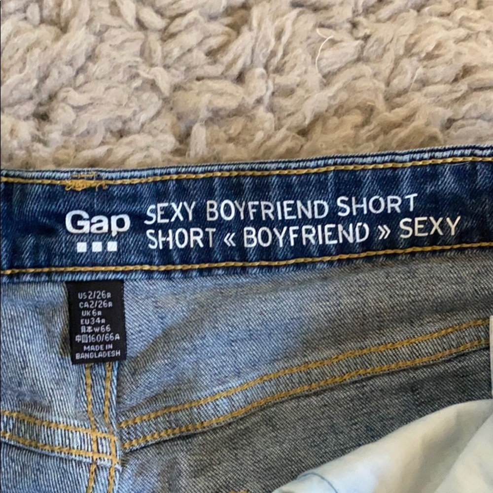 GAP Sexy Boyfriend Short - Picture 2 of 3